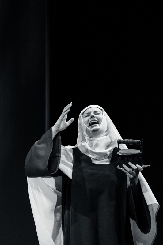 File:Kivi, Merlin (Constance – Merlin Kivi. Bernanosi „Karmeliitide dialoogid” (Theatrum, 2023), foto Marius Peterson, erakogu).jpg